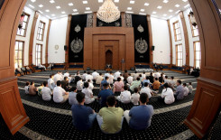 احتفاءً بتخرجهم في دورة سيد الماء.. المجمع العلمي يقيم حفلًا تكريميًّا لـ 60 طالبًا في كربلاء