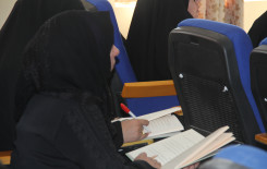 كتاب المنهج الحق على طاولة طلبة الدراسات العليا في كلية العلوم الإسلامية بجامعة كربلاء المقدسة