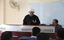 كتاب المنهج الحق على طاولة طلبة الدراسات العليا في كلية العلوم الإسلامية بجامعة كربلاء المقدسة